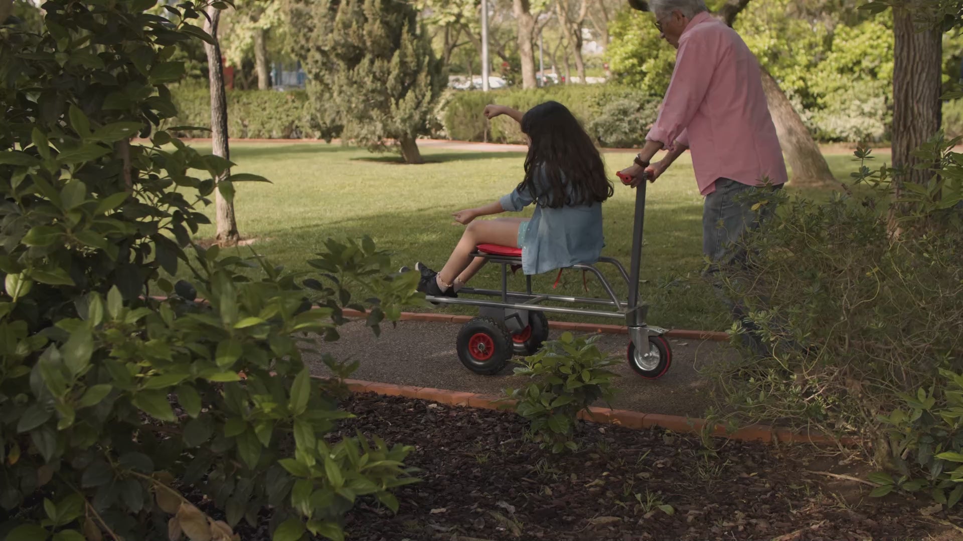 Lataa video: Older adult walking outdoors, representing MuscleLight red-light therapy for everyday mobility support.